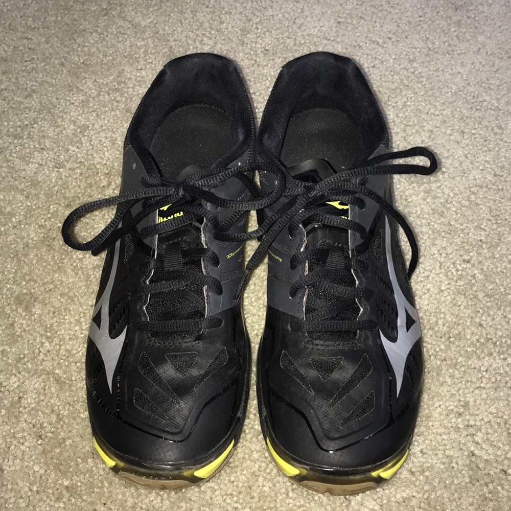 Black wave lightning mizuno volleyball shoes